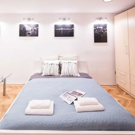 Perfectly Located Comfy Apartment